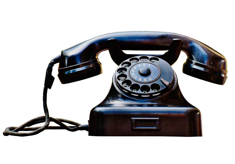 Stary telefon stacjonarny jako symbol kontaktu z naszą szkołą języków obcych.